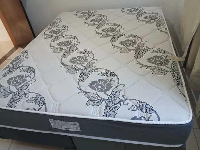 CAMA QUEEM COM CINCO MESES DE USO