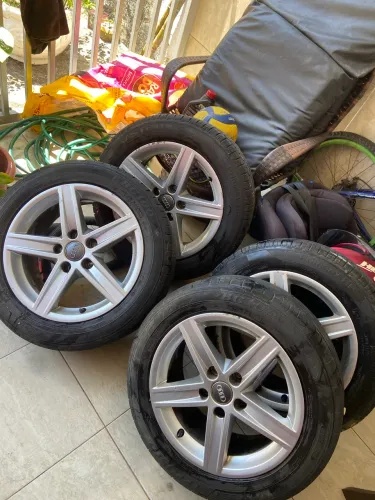 Jogo de roda original do Audi A3 com pneus bons 