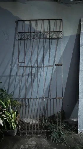 Portão e grades de ferro