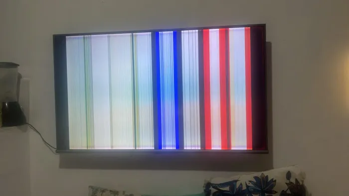 televisão TCL com defeito