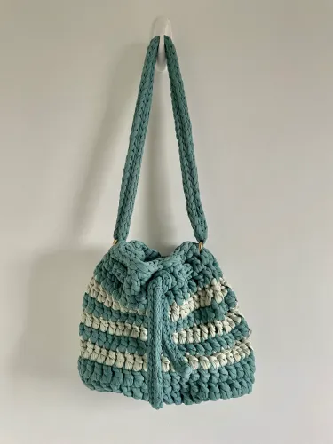 Bolsa Bucket Artesanal Tricot Verde Água Listrada - Estilo e Exclusividade