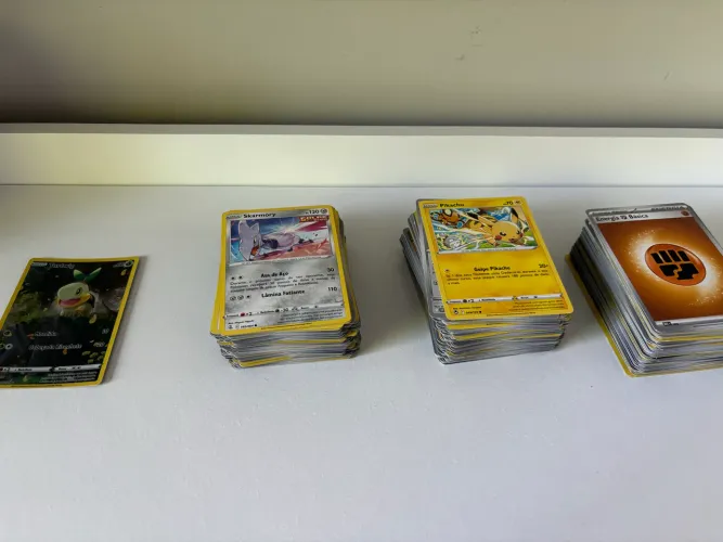 289 cartas normais de Pokémon e uma lendária