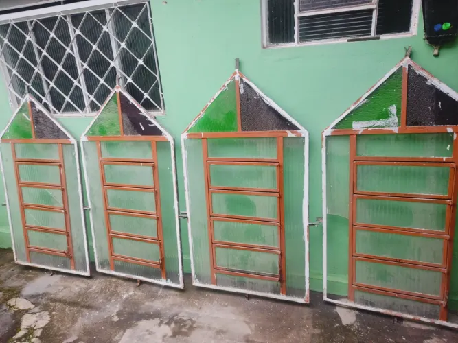 Quatro janelas capelinha estilo piramide