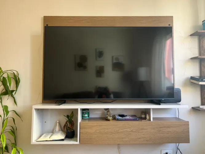 Painel de tv suspenso