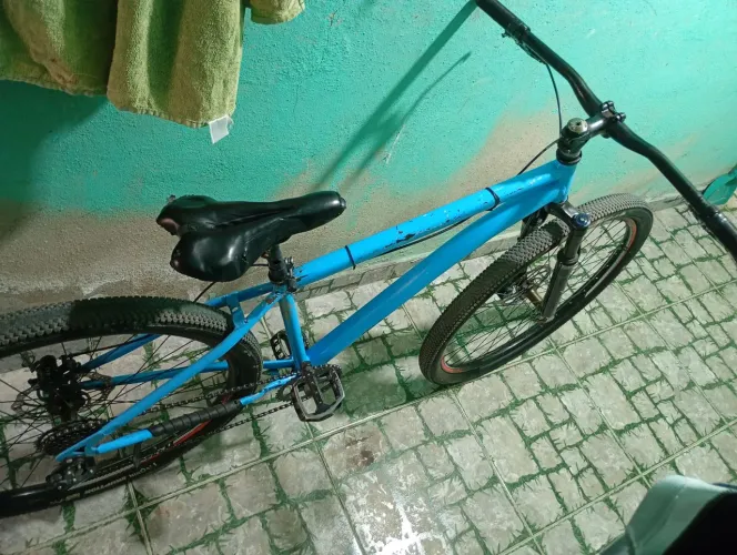 Vende se uma bicicleta azul aro 29