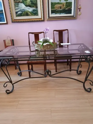 MESA DE JANTAR RETANGULAR DE 1,80 X 1,00. BASE DE FERRO E TAMPA DE VIDRO