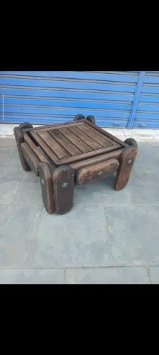 Mesinha de centro em madeira rústica frisada