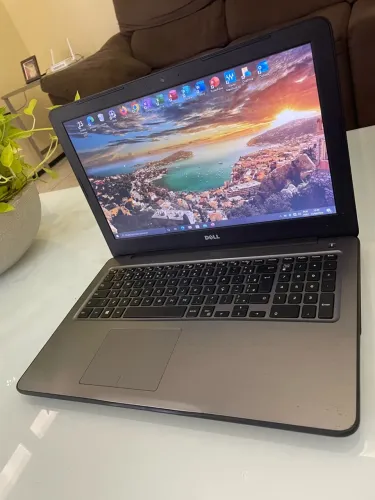 Vendo Notebook Dell Inspiron i5-7ª GTH com Placa de Vídeo Dedicada AMD e SSD