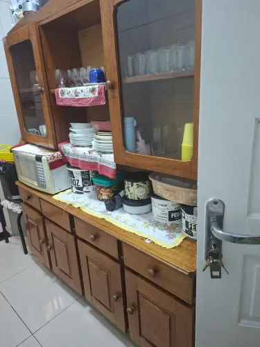 Armario de cozinha madeira com porta de vidro com bastante espaco 