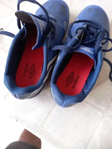 Chuteira futsal tamanho 32 umbro.