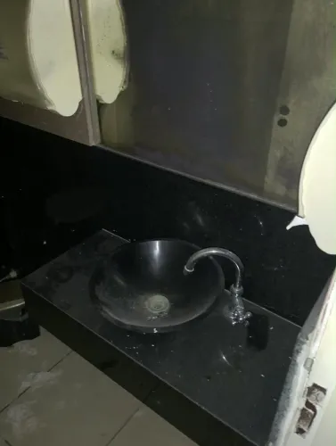 Bancada em Granito Preto (53x33cm) com Cuba Redonda e Torneira para Lavabo