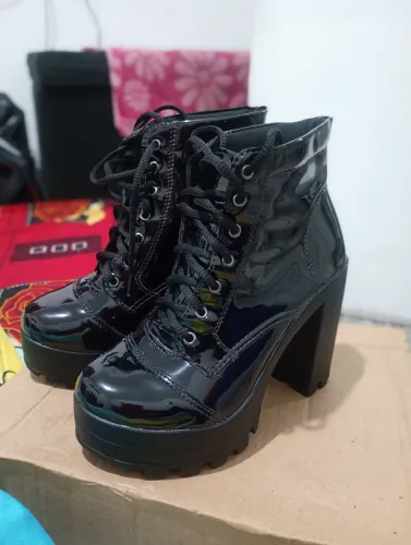Vende-se bota coturno