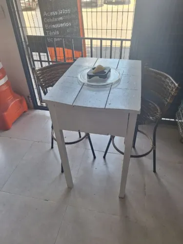 Mesa de madeira de lei