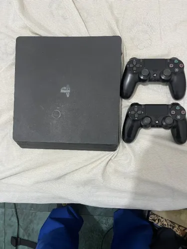 PlayStation 4 e 2 controle 