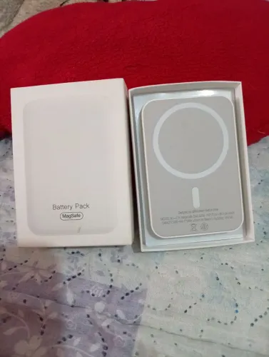Vendo carregador portátil nunca usado ainda na caixa na cor branco muito bonito