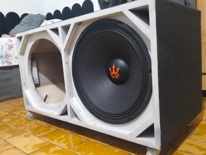 Caixa de Som 2x15" 550W Revestida em Carpete - Grave Forte