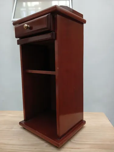 Mesa auxiliar de madeira com nichos, gaveta e prateleira, 67x34x34cm