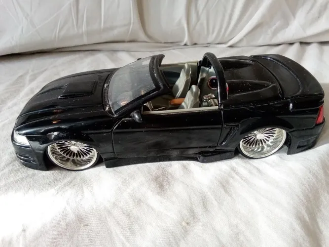 Miniatura Ford Mustang 2000 Jada Toys escala 1/24