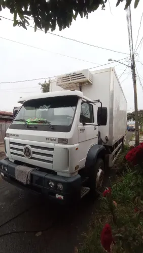 Caminhão toco baixo km original baú refrigerado câmera fria