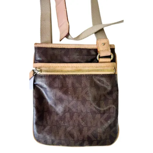 Bolsa tiracolo Michael Kors Jet Set de couro marrom com estampa de monograma