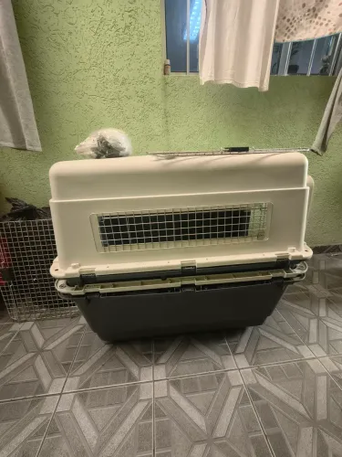 Vendo um transporte de cachorro porte grande, o transporte tem rodinha e trava.