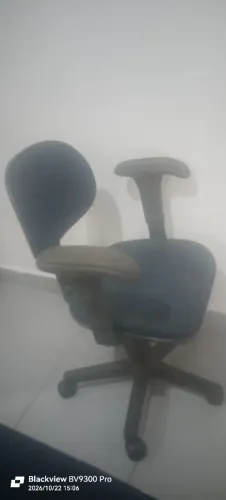 Cadeira giratória com regulagem