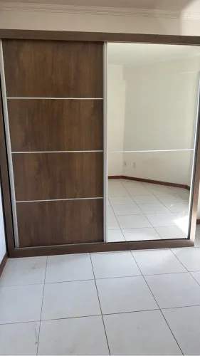 Guarda roupa com espelho