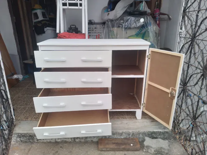 CÔMODA BRANCA COM 04 GAVETAS E SAPATEIRA COM CHAVE