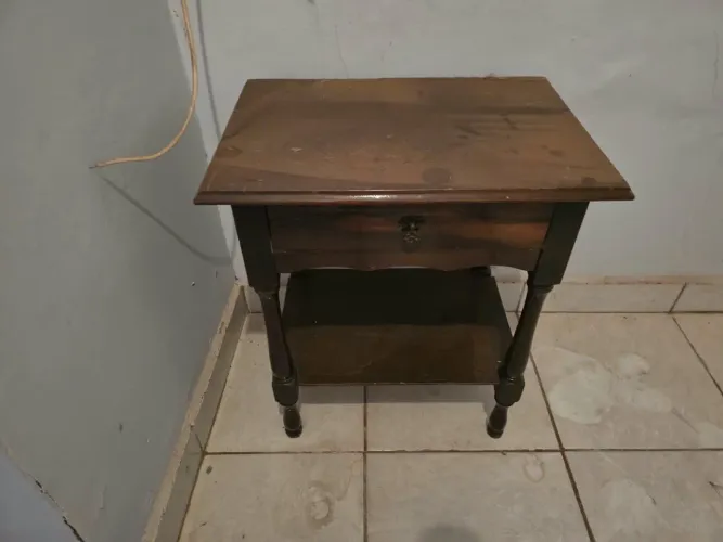 Criado mudo de madeira