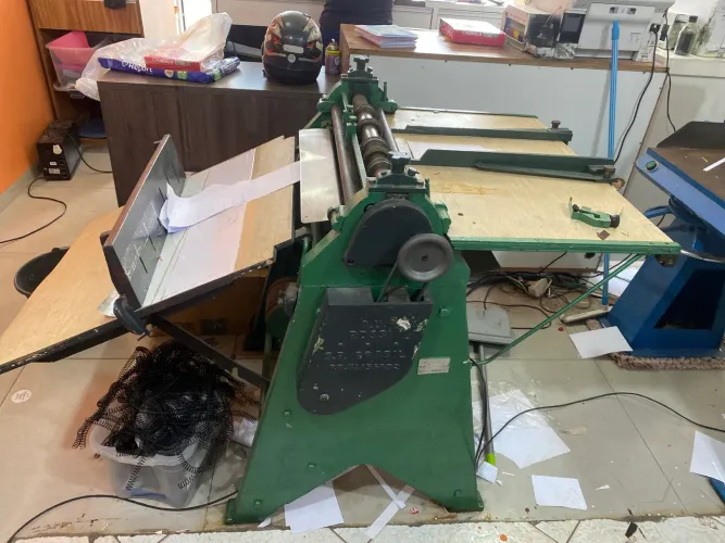 Máquina picotadeira serrilhadeira elétrica