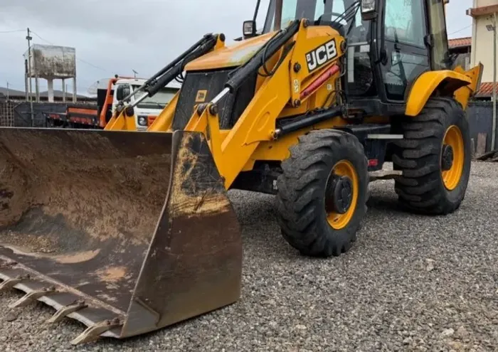 RETROESCAVADEIRA JCB 2015