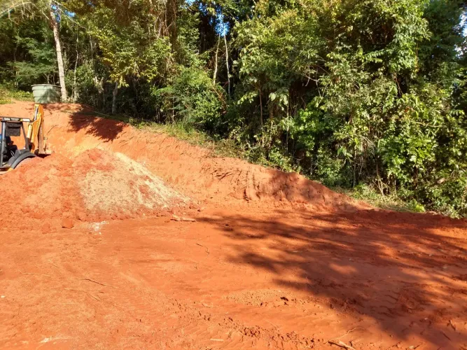 Terreno em condomínio fechadocom 1.200m², com 2 platôs e acesso ao lago