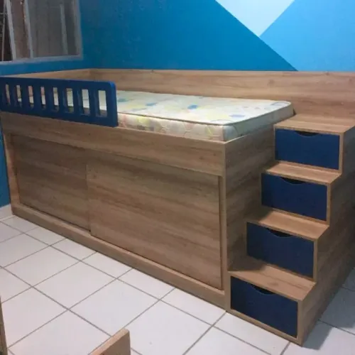 Quarto infantil completo (cama, mesa, cadeira e prateleiras)