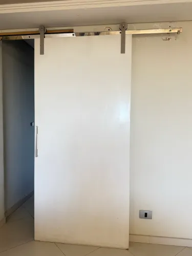 Porta luxo de Correr de Madeira Branca Completa - Roldanas l Aço Inox