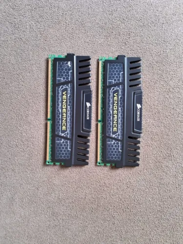 Memórias CORSAIR Vengeance® DDR3 (2x8GB) 16GB 1600MHz