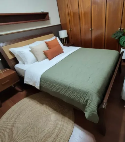 Cama Queen Vintage Original em Madeira Nobre Maciça e Palhinha