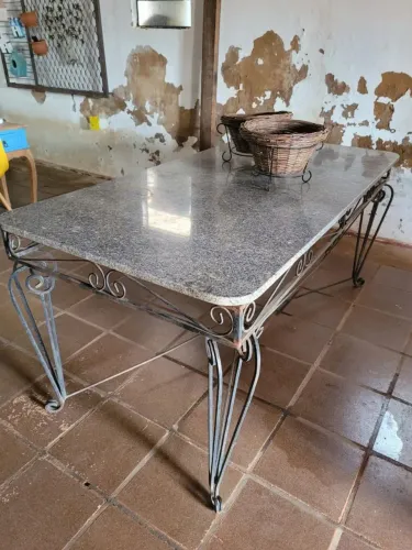 Mesa em ferro e granito