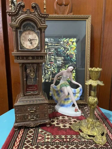 RELÓGIO DE MESA MINI PEDESTAL . CAIXA DE MÚSICA,,PORTA JOIAS VINTAGE.