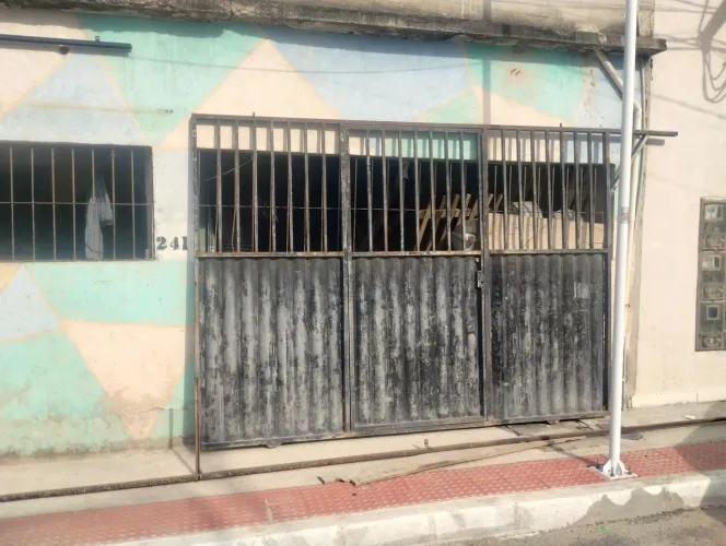 Vendo portão de entrada de garagem usado