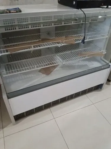 Balcão expositor 2 em 1 para tortas e bebidas 