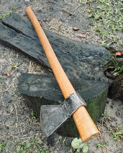 Machado Lenhador Antigo em Aço Carbono com Cabo Paraboni em Madeira