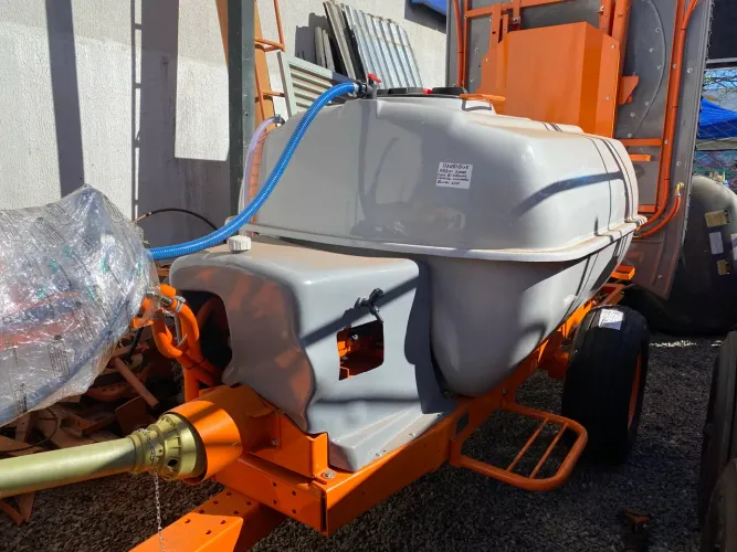 Pulverizador 2000 litros com paredão alto 