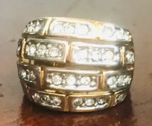 Anel dourado cravejado de pequenos cristais - aro 17