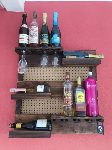 Adega bar de parede, vinhos e bebidas diversas 