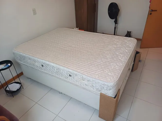Vendo colchão usado e base box baú