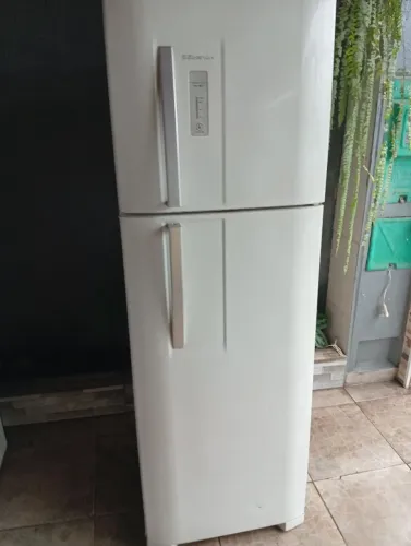 Geladeira Eletrolux Frost Free v 110 valor 750 reais com entrega em praia grande