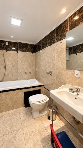Apartamento no centro, 2 quartos, sendo uma suíte com jacuzzi, chuveiro com água à gás.