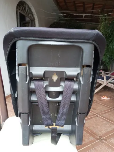 Cadeirinha em bom estado de conservação 
