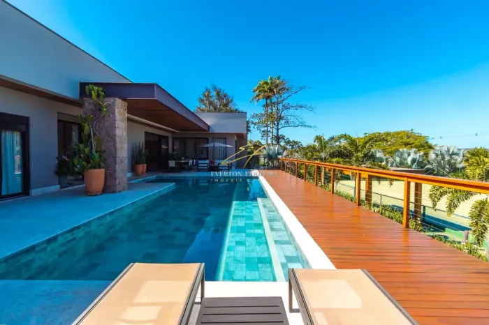 Linda Chácara á venda - 4 Suítes, Escritório, Sala de TV, Piscina Aquecida e Ampla Quadra