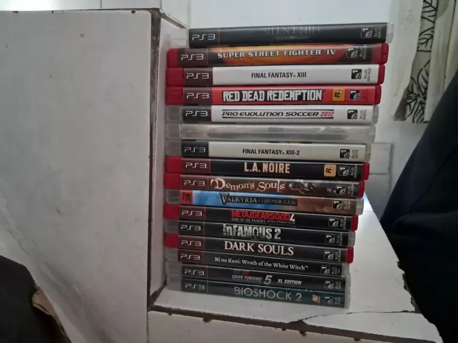 PlayStation 3 + 8 jogos instalados mais 16 CDs